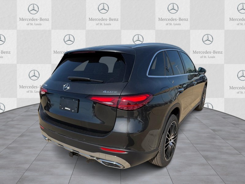 Mercedes-Benz GLC Vehicle Full-screen Gallery Image 3