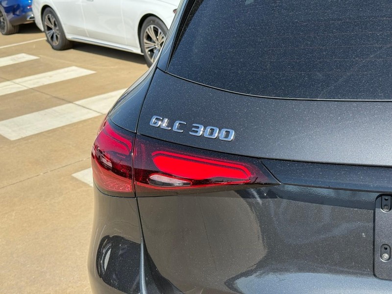 Mercedes-Benz GLC Vehicle Full-screen Gallery Image 4