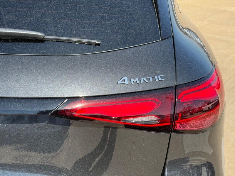 Mercedes-Benz GLC Vehicle Full-screen Gallery Image 5