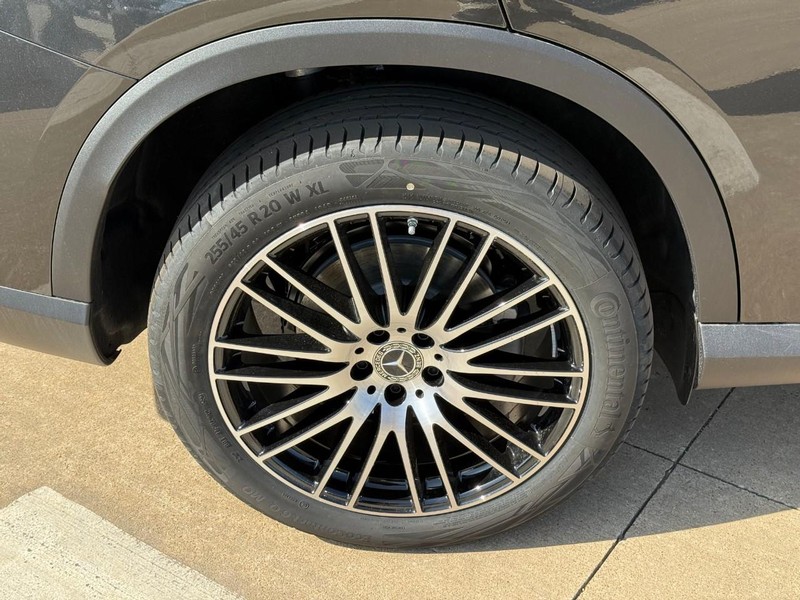 Mercedes-Benz GLC Vehicle Full-screen Gallery Image 6