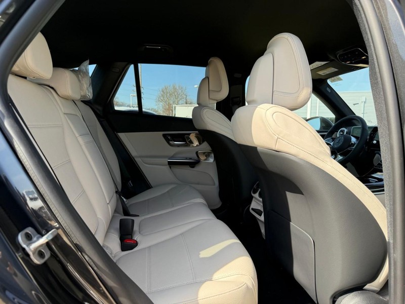 Mercedes-Benz GLC Vehicle Full-screen Gallery Image 7