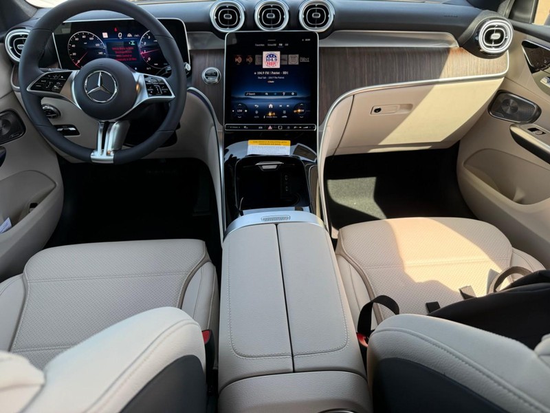 Mercedes-Benz GLC Vehicle Full-screen Gallery Image 8