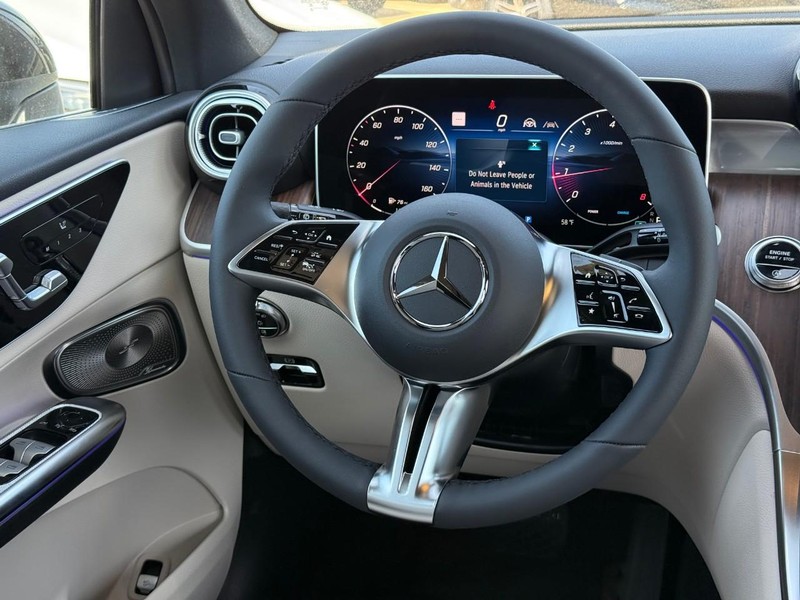 Mercedes-Benz GLC Vehicle Full-screen Gallery Image 9