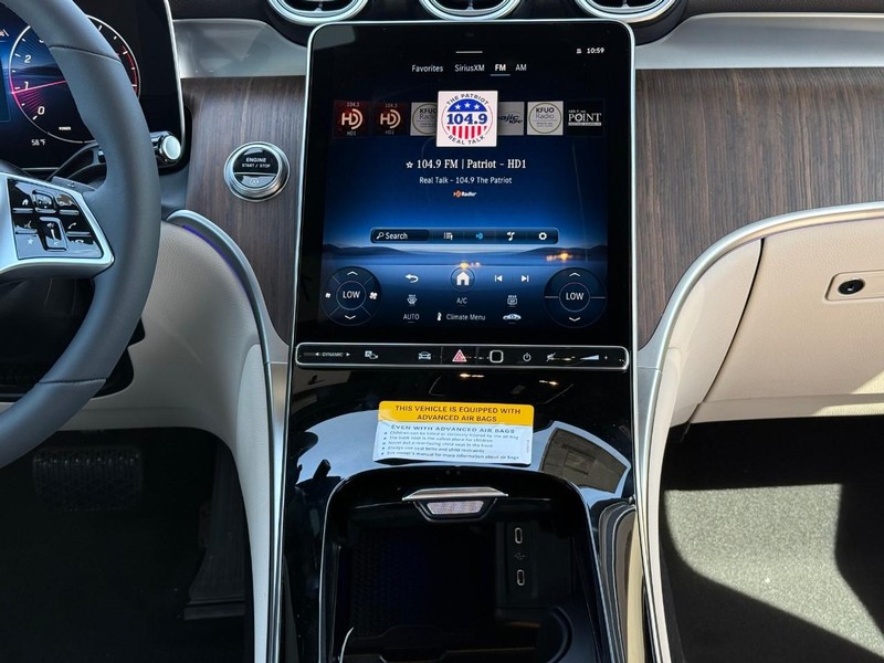 Mercedes-Benz GLC Vehicle Full-screen Gallery Image 11