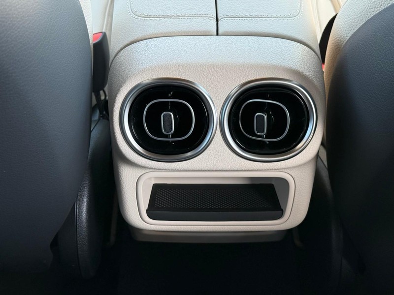 Mercedes-Benz GLC Vehicle Full-screen Gallery Image 12