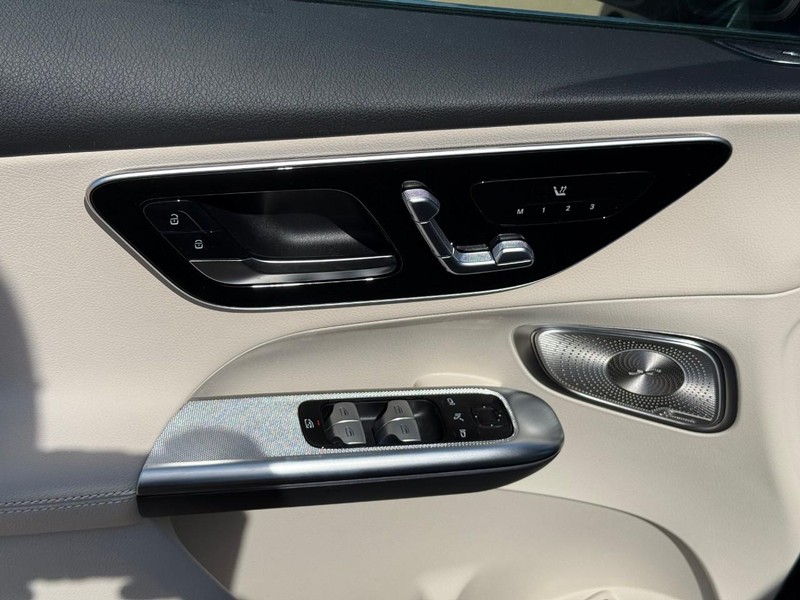 Mercedes-Benz GLC Vehicle Full-screen Gallery Image 13