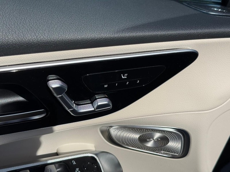 Mercedes-Benz GLC Vehicle Full-screen Gallery Image 14