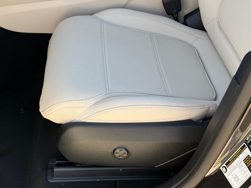 Mercedes-Benz GLC Vehicle Full-screen Gallery Image 15