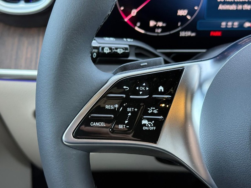 Mercedes-Benz GLC Vehicle Full-screen Gallery Image 16