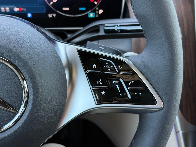 Mercedes-Benz GLC Vehicle Full-screen Gallery Image 17