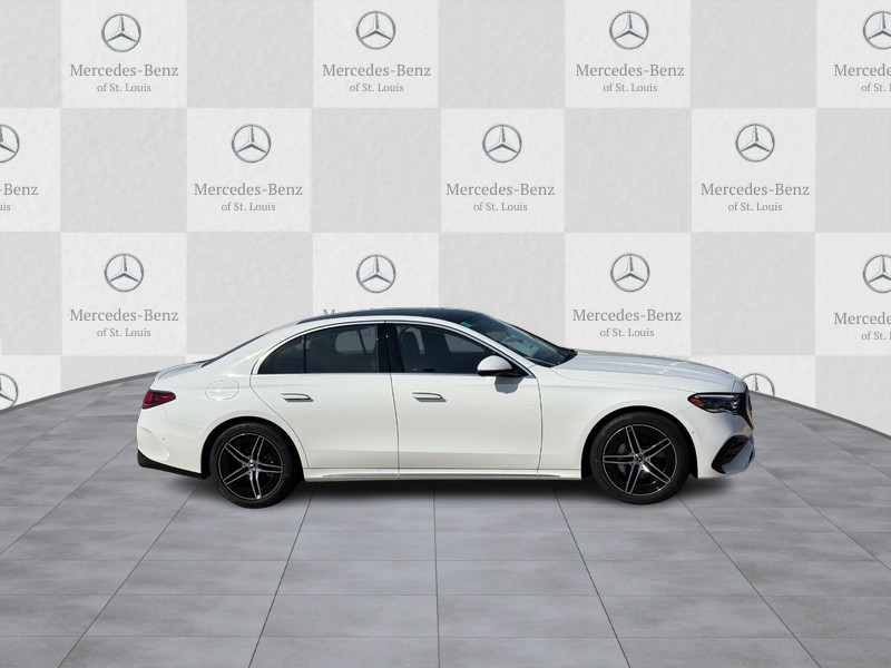 Mercedes-Benz E-Class Vehicle Full-screen Gallery Image 2