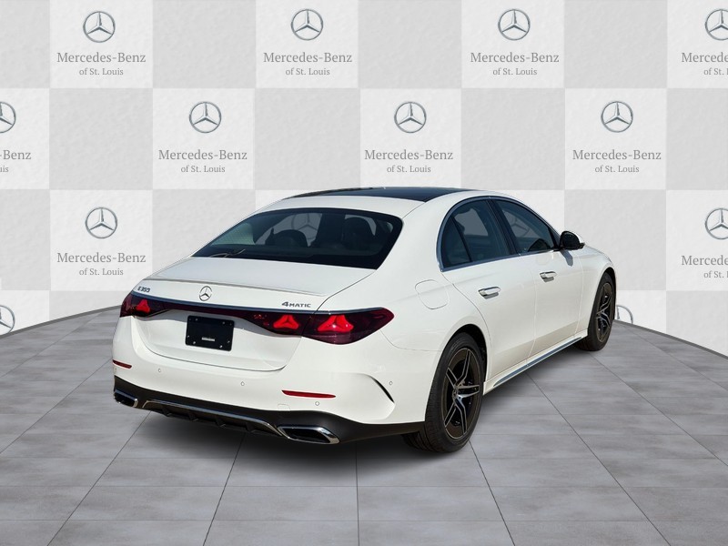 Mercedes-Benz E-Class Vehicle Full-screen Gallery Image 3