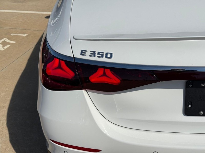 Mercedes-Benz E-Class Vehicle Full-screen Gallery Image 4