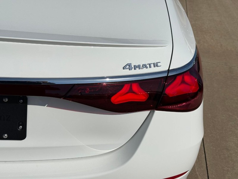 Mercedes-Benz E-Class Vehicle Full-screen Gallery Image 5