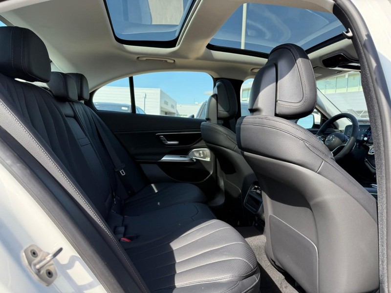 Mercedes-Benz E-Class Vehicle Full-screen Gallery Image 6