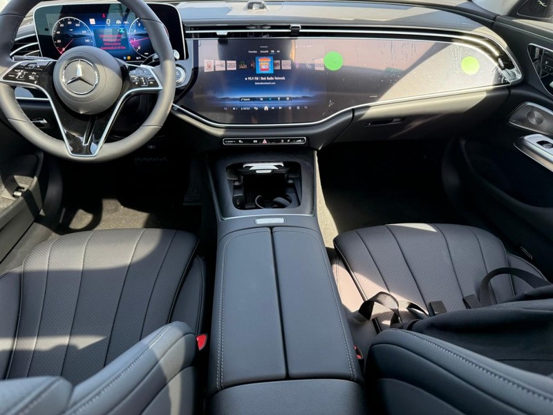 Mercedes-Benz E-Class Vehicle Full-screen Gallery Image 7