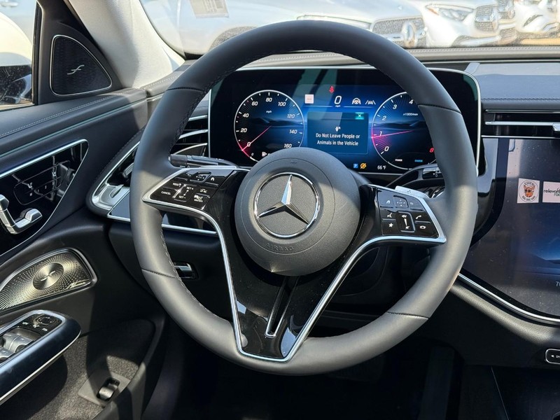 Mercedes-Benz E-Class Vehicle Full-screen Gallery Image 8
