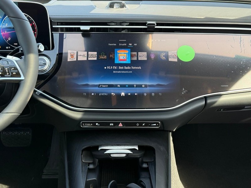 Mercedes-Benz E-Class Vehicle Full-screen Gallery Image 9