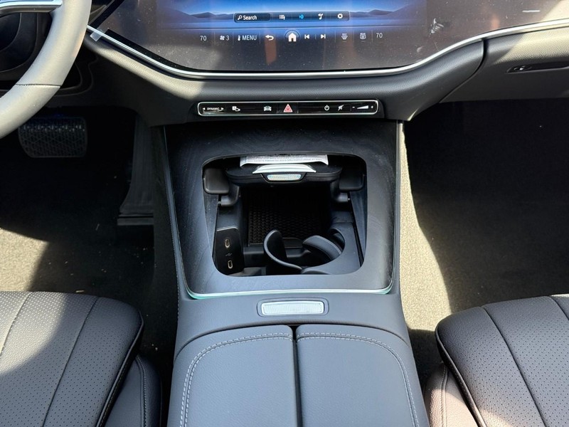 Mercedes-Benz E-Class Vehicle Full-screen Gallery Image 10