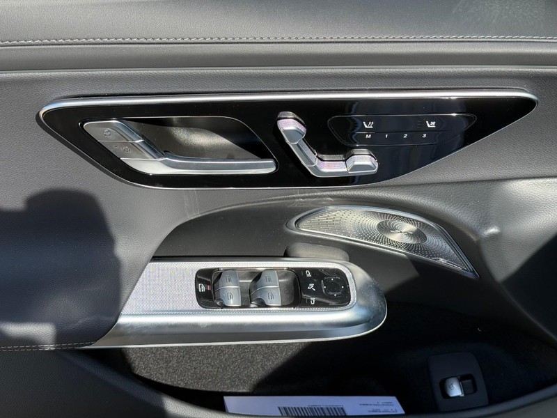 Mercedes-Benz E-Class Vehicle Full-screen Gallery Image 11