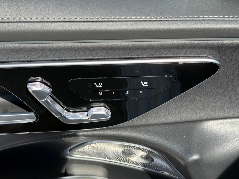 Mercedes-Benz E-Class Vehicle Full-screen Gallery Image 12