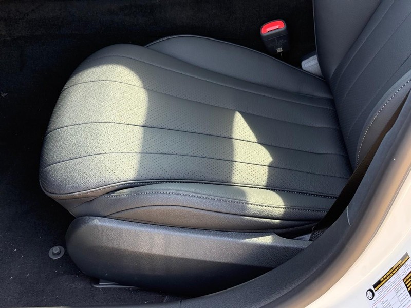 Mercedes-Benz E-Class Vehicle Full-screen Gallery Image 13