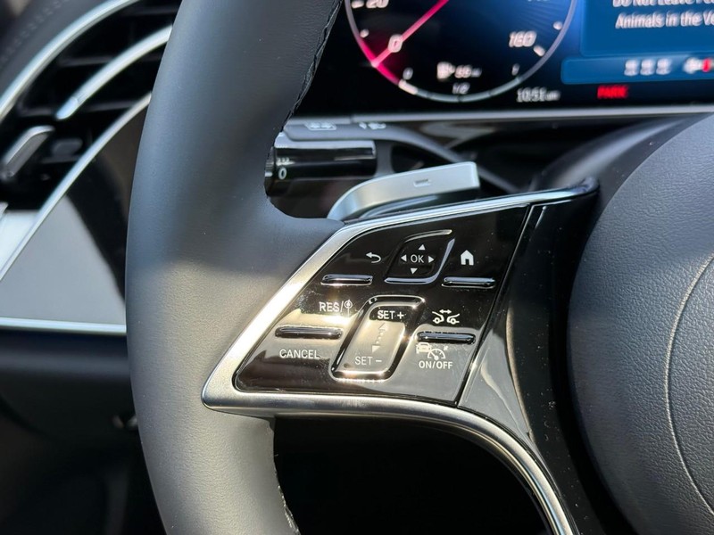 Mercedes-Benz E-Class Vehicle Full-screen Gallery Image 14