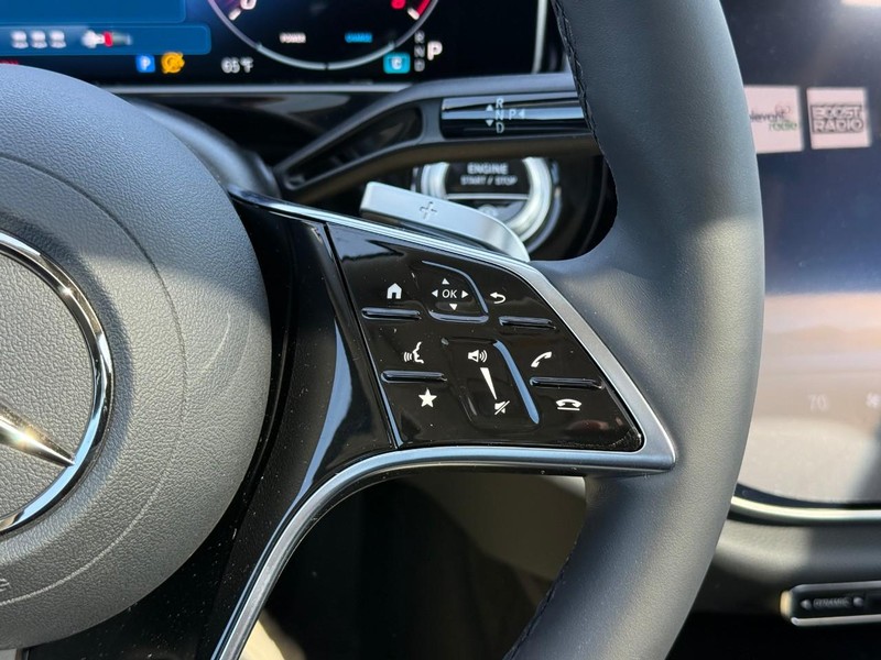 Mercedes-Benz E-Class Vehicle Full-screen Gallery Image 15