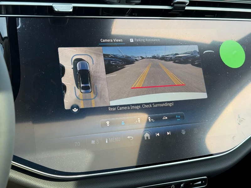 Mercedes-Benz E-Class Vehicle Full-screen Gallery Image 16