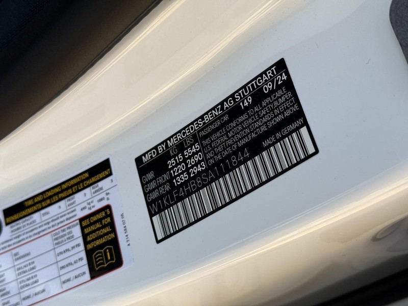 Mercedes-Benz E-Class Vehicle Full-screen Gallery Image 17