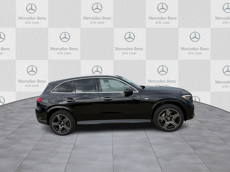 Mercedes-Benz GLC Vehicle Full-screen Gallery Image 2