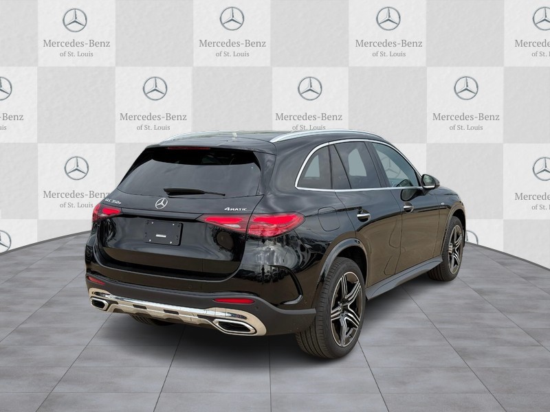 Mercedes-Benz GLC Vehicle Full-screen Gallery Image 3