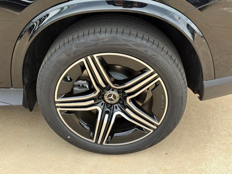 Mercedes-Benz GLC Vehicle Full-screen Gallery Image 4