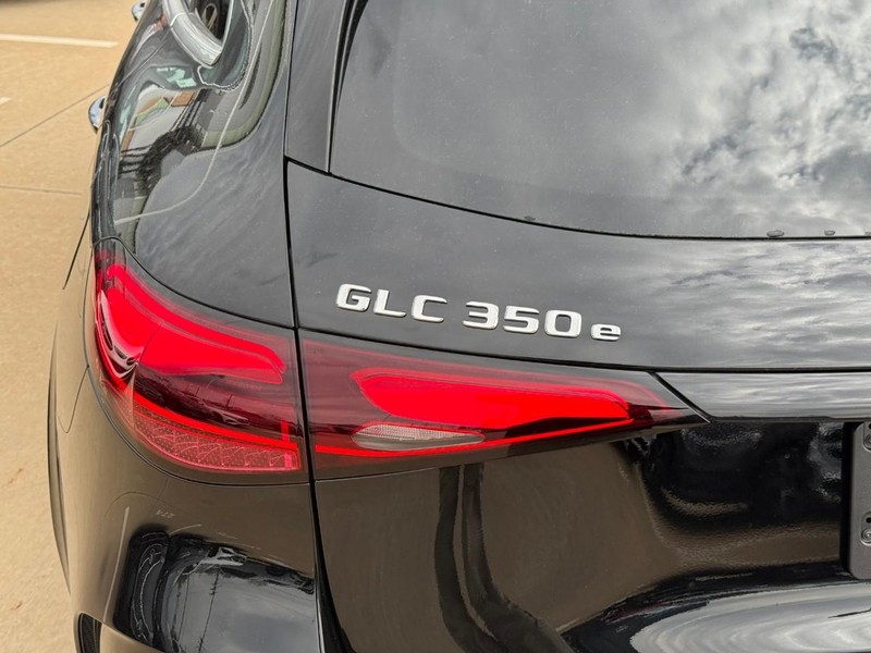 Mercedes-Benz GLC Vehicle Full-screen Gallery Image 5