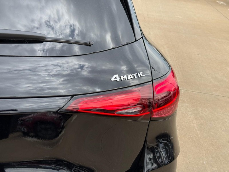 Mercedes-Benz GLC Vehicle Full-screen Gallery Image 6