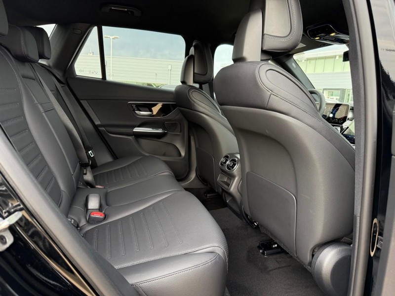 Mercedes-Benz GLC Vehicle Full-screen Gallery Image 7