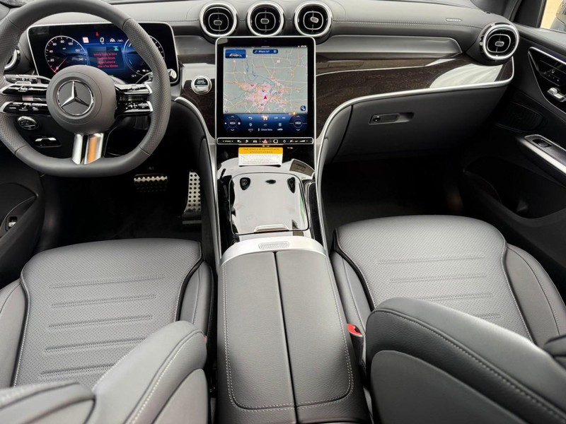 Mercedes-Benz GLC Vehicle Full-screen Gallery Image 8