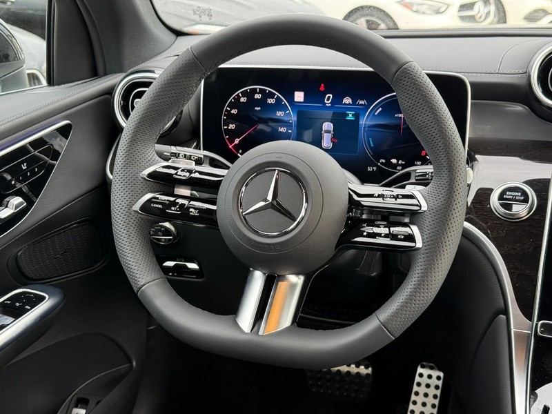 Mercedes-Benz GLC Vehicle Full-screen Gallery Image 9
