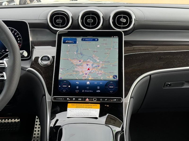 Mercedes-Benz GLC Vehicle Full-screen Gallery Image 10