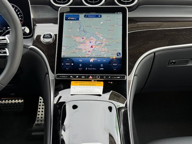 Mercedes-Benz GLC Vehicle Full-screen Gallery Image 11