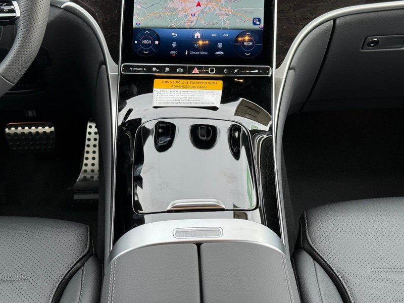 Mercedes-Benz GLC Vehicle Full-screen Gallery Image 12