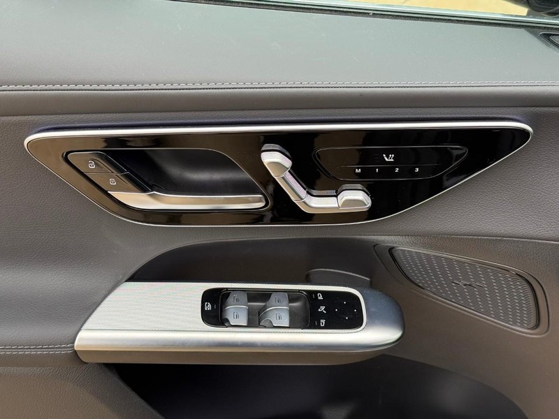 Mercedes-Benz GLC Vehicle Full-screen Gallery Image 13