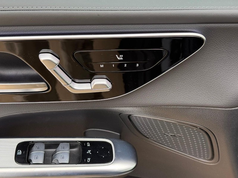 Mercedes-Benz GLC Vehicle Full-screen Gallery Image 14