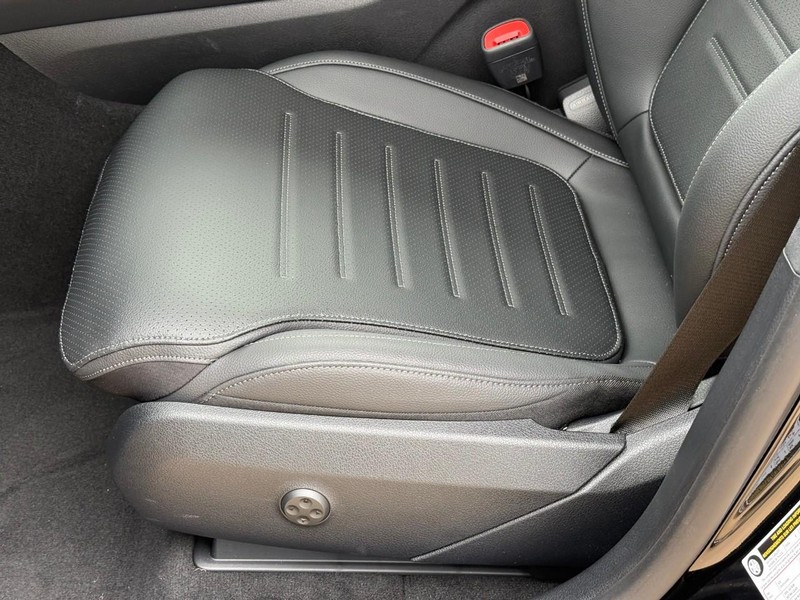 Mercedes-Benz GLC Vehicle Full-screen Gallery Image 15