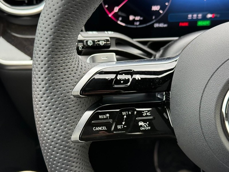 Mercedes-Benz GLC Vehicle Full-screen Gallery Image 16