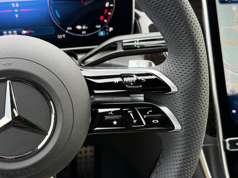 Mercedes-Benz GLC Vehicle Full-screen Gallery Image 17