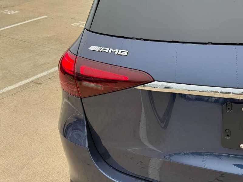 Mercedes-Benz GLE Vehicle Full-screen Gallery Image 4