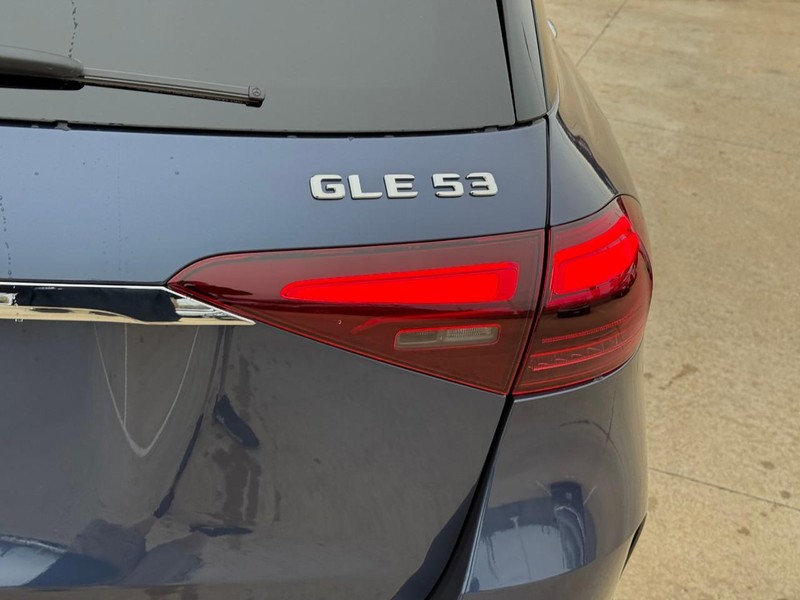 Mercedes-Benz GLE Vehicle Full-screen Gallery Image 5