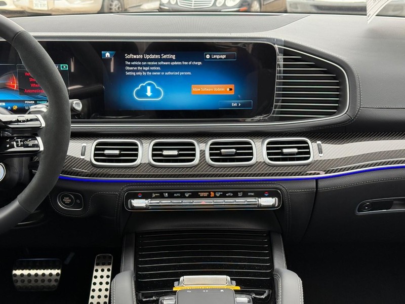 Mercedes-Benz GLE Vehicle Full-screen Gallery Image 9