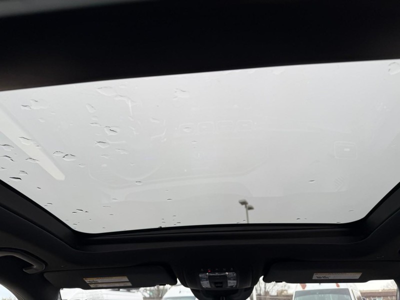 Mercedes-Benz GLE Vehicle Full-screen Gallery Image 11